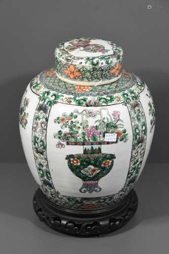 Pot couvert en porcelaine de Chine (Ht 25cm)