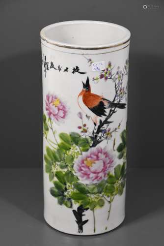 Vase rouleau en porcelaine de Chine, 19ème siècle  (H:28cm)