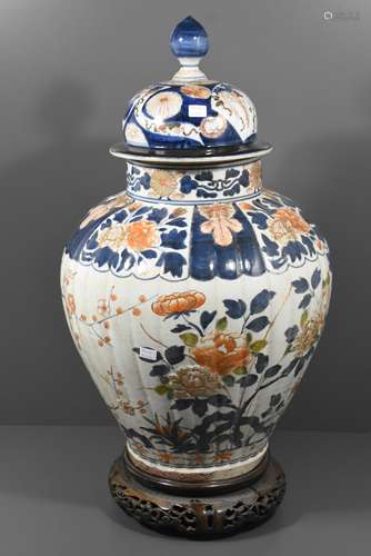 Pot couvert en porcelaine de Chine (couvercle restauré) Ht 55cm