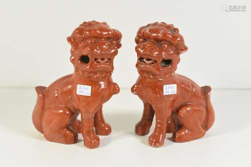 Paire de chiens  en porcelaine (Ht 16cm)