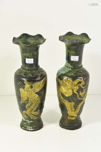 Deux vases en bronze à motif de dragon/phénix, Chine (marqués en dessous)