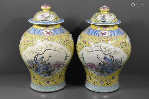 Paire de vases chinois jaune impérial (manque peinture sur un couvercle) Ht 41cm