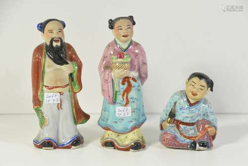 Trois personnages en porcelaine de Chine (H:15 et 9cm)