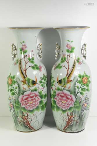 Paire de vases chinois 19ème (éclat)