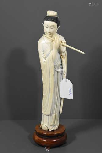 Musicienne en ivoire sculpté (Ht totale 34cm)