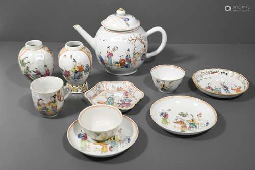 Ensemble de 10 pièces en porcelaine de Chine 18ème siècle ( Fêlure à l'anse de la théière, éclats à la tasse)