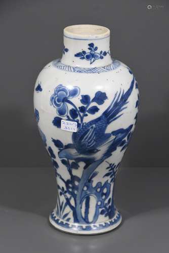 Vase en porcelaine de Chine (Ht.24cm, pas de couvercle, un éclat au col )