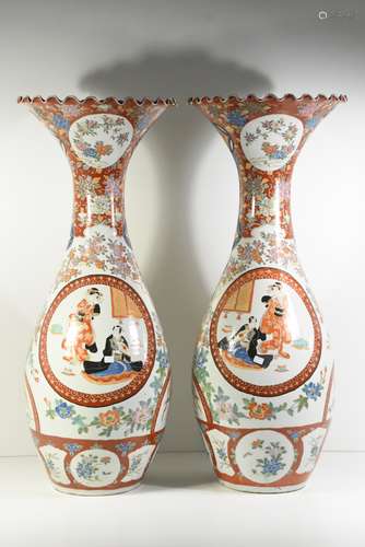 Paire de vases Japon (Ht.76cm, un cassé)