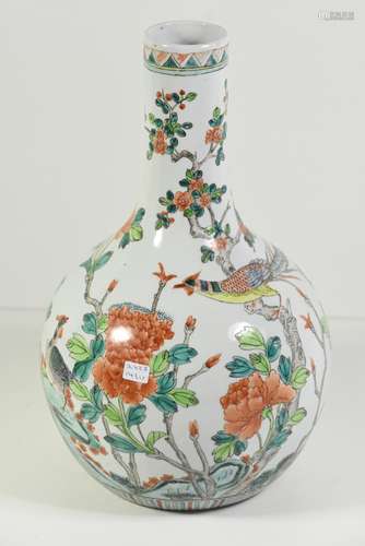 Vase en porcelaine de Chine (Ht.34cm, un trou)