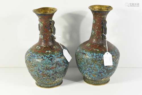 Paire de vases en bronze et émaux cloisonnés, Chine, 17ème siècle (H:32cm) (accident)