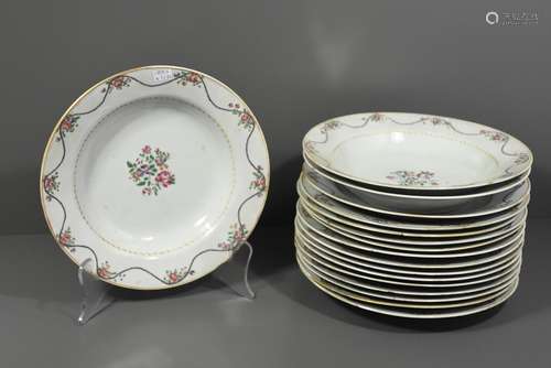 Suite de 14 assiettes plates en porcelaine de Chine, Compagnie des Indes (une fêlée), et 3 creuses, 18ème siècle