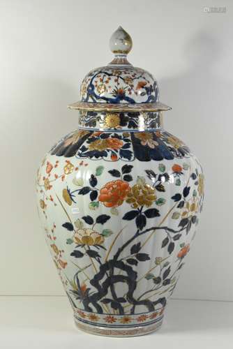 Potiche en porcelaine Imari, Japon 19ème, décor en relief (accident au couvercle) H:66cm