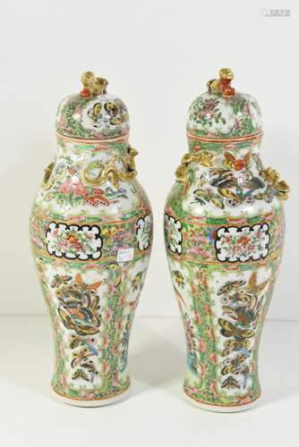 Paire de vases en porcelaine de Chine 19ème siècle (H:33cm)