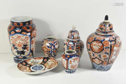 Lot de six vases et plat en Imari