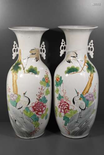 Paire de vases en porcelaine de Chine 19ème (un vase fêlé) Ht 57cm