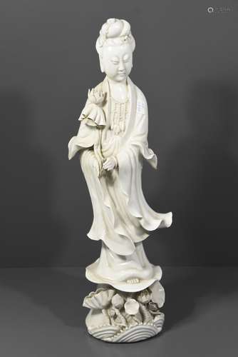 Guanyin en porcelaine blanc de Chine, 20ème (Ht 41cm)