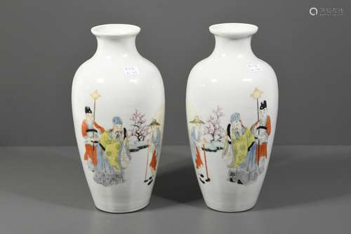 Paire de vases en porcelaine de Chine 19ème (Ht 22cm)