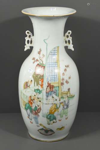 Vase chinois ancien à décor d'enfants jouant (Ht : 44cm)