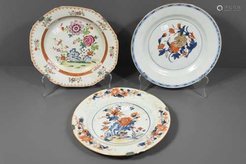 Trois assiettes en porcelaine de Chine 18ème (une assiette accidentée)