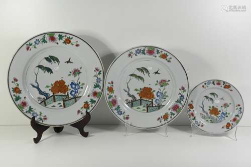 2 plats + 1 assiette en porcelaine de Chine 18ème, famille rose (dim.38, 35 et 22cm)