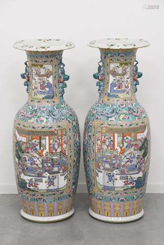 Paire de vases en porcelaine de Chine (fêlure à la base) (H:109cm)