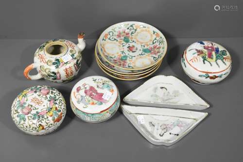 Lot de trois boîtes, une théière, quatre soucoupes et deux raviers en porcelaine de Canton