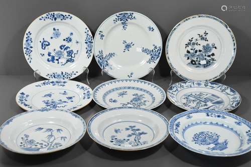 Série de 9 assiettes en porcelaine de Chine bleue du 18ème (deux cheveux + éclats)