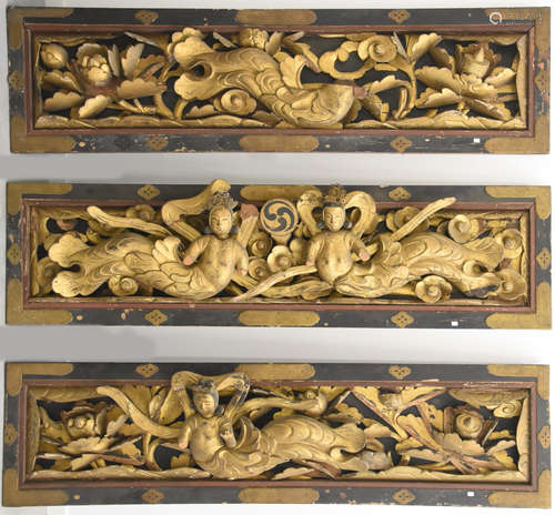 Suite de 3 panneaux en bois sculpté et doré, Japon fin de la période Edo (45 x 69cm)