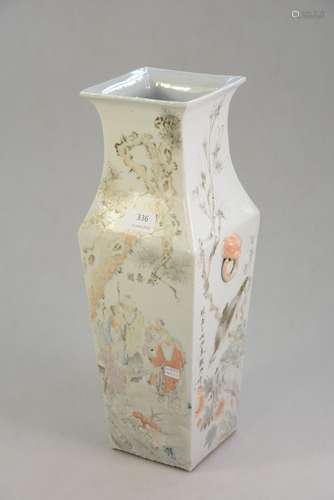 Vase en porcelaine de Chine carré, signé (Ht42cm)