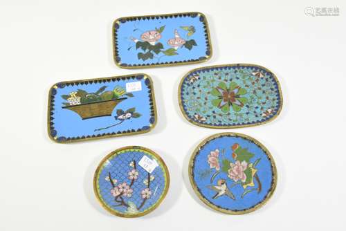 Lot de cinq petits plateaux en cloisonné anciens