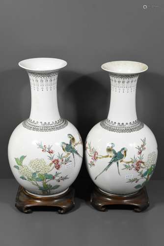 Paire de vases en porcelaine de Chine à décor de perruches (Ht 31cm)