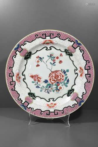 Plat en porcelaine de Chine 18ème (1 légère fêlure, diam.38cm)