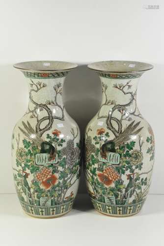 Paire de vases en porcelaine de Nankin 19ème siècle (H:44cm) (fêle et éclat à un col)