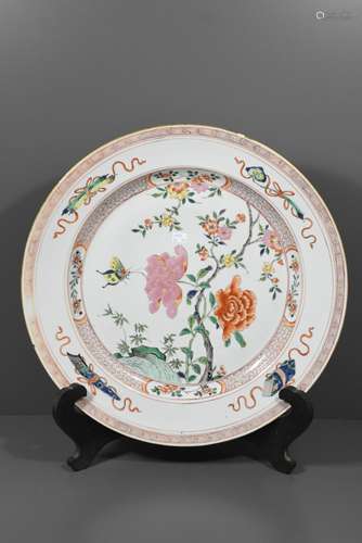 Grand plat en porcelaine de Chine famille rose 18ème (diam.39cm,éclat)