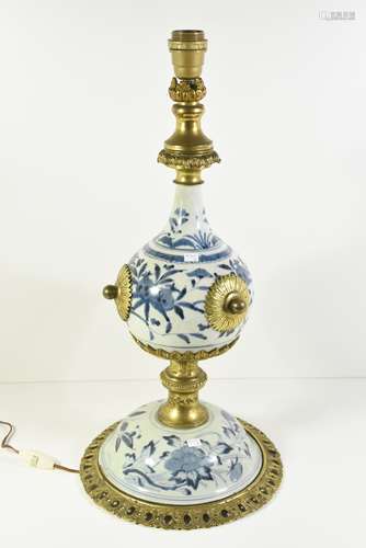 Vase et coupe en porcelaine de Chine monté en lampe,17ème (Ht.totale 60cm)