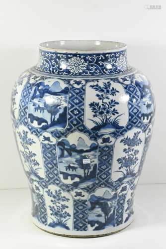 Vase en porcelaine de Chine, 17ème (sans couvercle, petit trou au fond) Ht 47cm