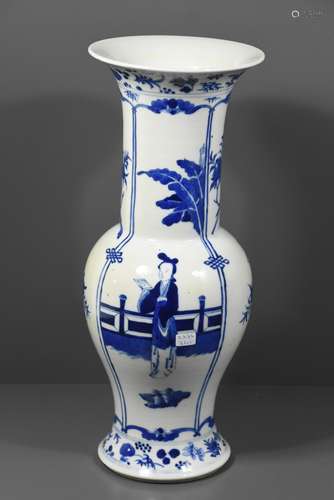 Vase en porclaine de Chine marqué Kangxi (Ht.39cm, défaut de cuisson)