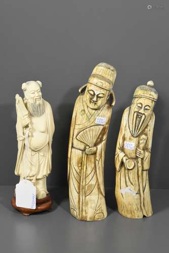 Trois personnages asiatiques en ivoire sculpté (Ht 22cm)