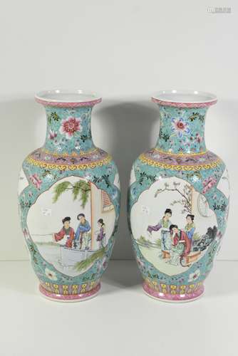 Paire de vases polychromes à décor floral et femmes au jardin, période République, fausse marque Kien Long (Ht 36cm)