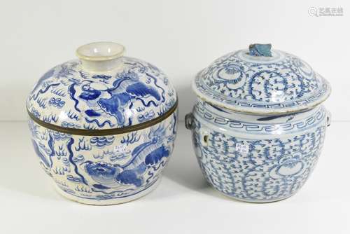 Deux pots couverts en porcelaine de Chine (H: 22 et 23cm)