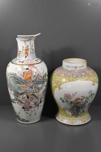 Deux vases en porcelaine de Chine (cassés)