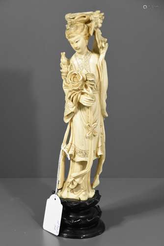 Statuette de Guanyin en ivoire (Ht 30cm)