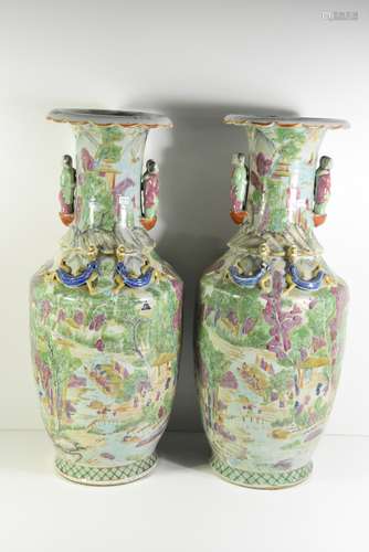 Paire de vases en porcelaine de Chine 19ème (éclats au col de l'un, fêle à l'autre ) Ht 63cm