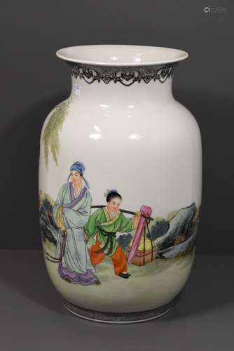 Vase décor de personnages, république, cachet sous la pièce (Ht.30cm)