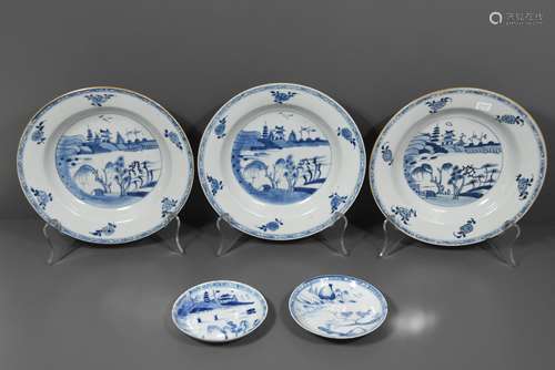 Trois assiettes et deux soucoupes en porcelaine de Chine 18ème  (cheveu et égrenures)