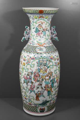 Vase en porcelaine de Chine (Ht.60cm, une oreille cassée)