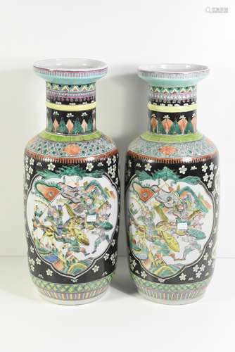 Paire de vases en porcelaine de Chine, famille verte (Ht.46cm)