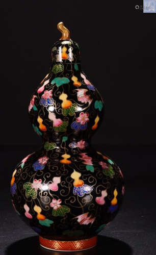 A YONGZHENG MAKE BLACK GLAZE FAMILLE ROSE WINDING GOUND PATTERN GOUND SHAPED VASE