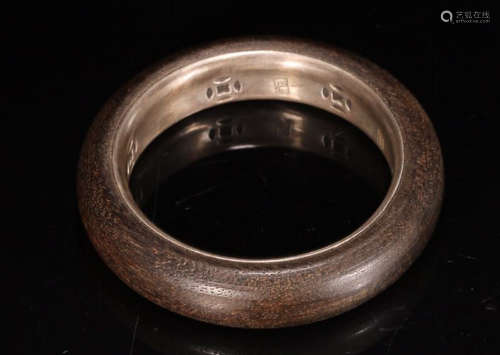A CHENXIANG WOOD EMBEDDED SILVER BANGLE