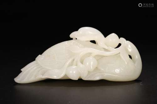 A HETIAN JADE CARVED CHINSES DUCK ORNAMENT